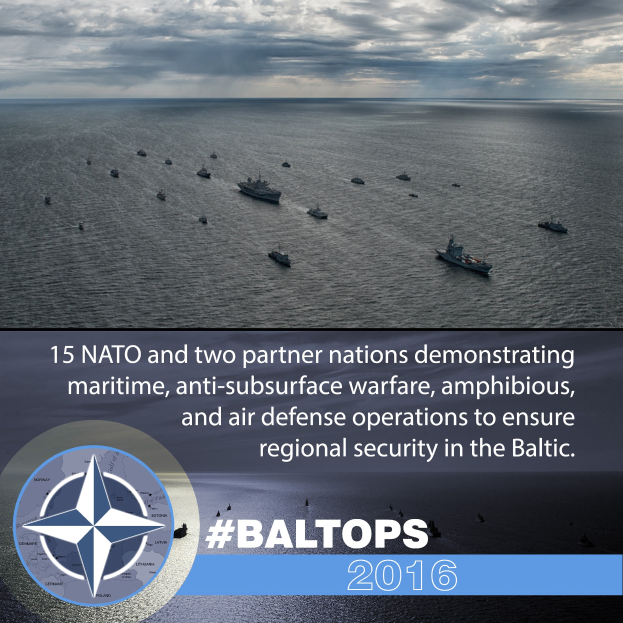 Gruppe von Schiffen auf dem Wasser mit bewölktem Himmel, mit Text und Logo über NATO-Meereskriegsübungen in der Ostsee.