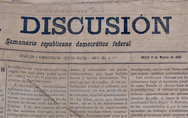 Gelblicher Zeitungsausschnitt mit schwarzer Tinte, Überschrift "Semanario Repúblicano Democrático Federal", mit dem Wort "Diskussion", leicht zerknittert mit sichtbaren Falten.