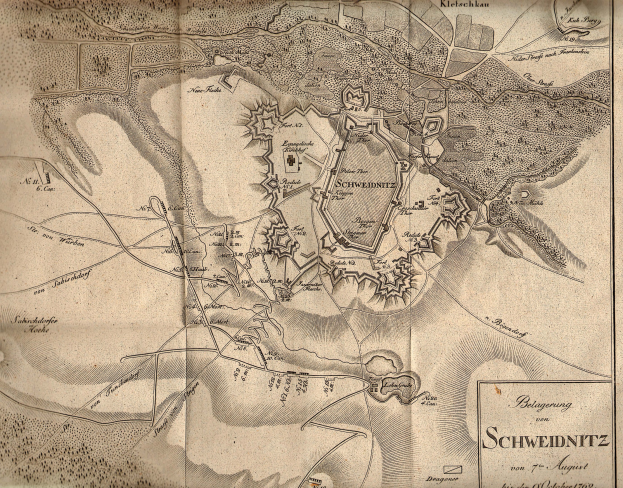 Ausführliche alte Karte von Schweidnitz, Deutschland, zeigt Straßen, Gebäude und Sehenswürdigkeiten mit begleitendem Text über die Bevölkerung, Geschichte und Kultur der Stadt.