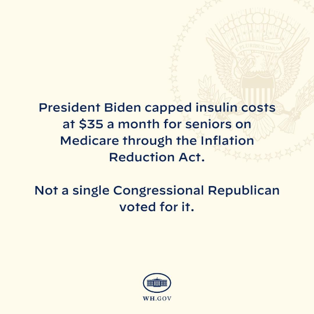 Plakat mit Logo und Text, der besagt "Präsident Biden beschränkt die Kosten für Insulin auf 35 Dollar pro Monat für Senioren mit Medicare durch das Inflation Reduction Act"