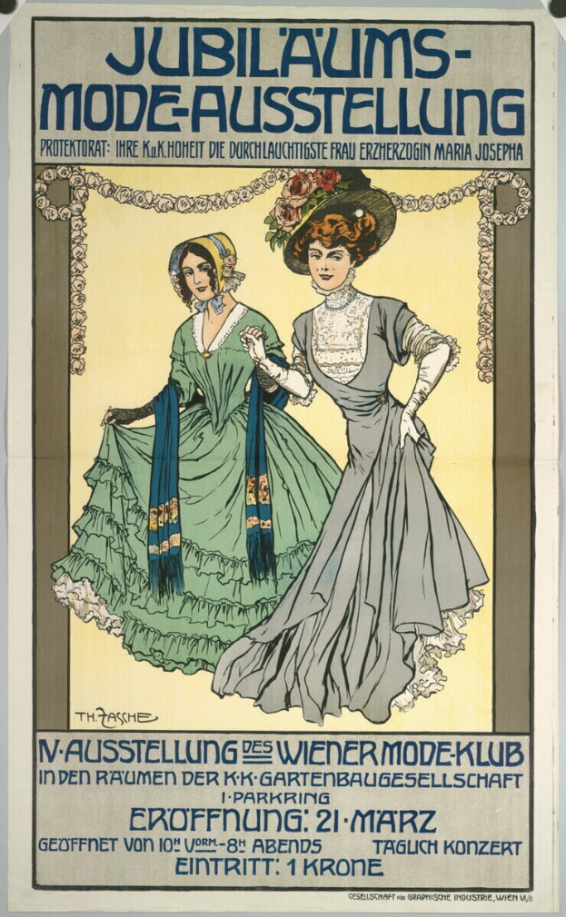 Ein Plakat wirbt für eine Fashion Show mit zwei Frauen in Kleidern, eine lang und wallend, die andere mit einem hohen Kragen und langen Ärmeln, beide mit Haarbändern, vor einem hellblauen Hintergrund mit fetter schwarzer Schrift.