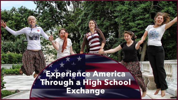 Gruppe von Frauen, die draußen springen und lächeln, umgeben von Grün unter einem klaren blauen Himmel, mit Text unten: "Erlebe Amerika durch einen Highschool-Austausch."