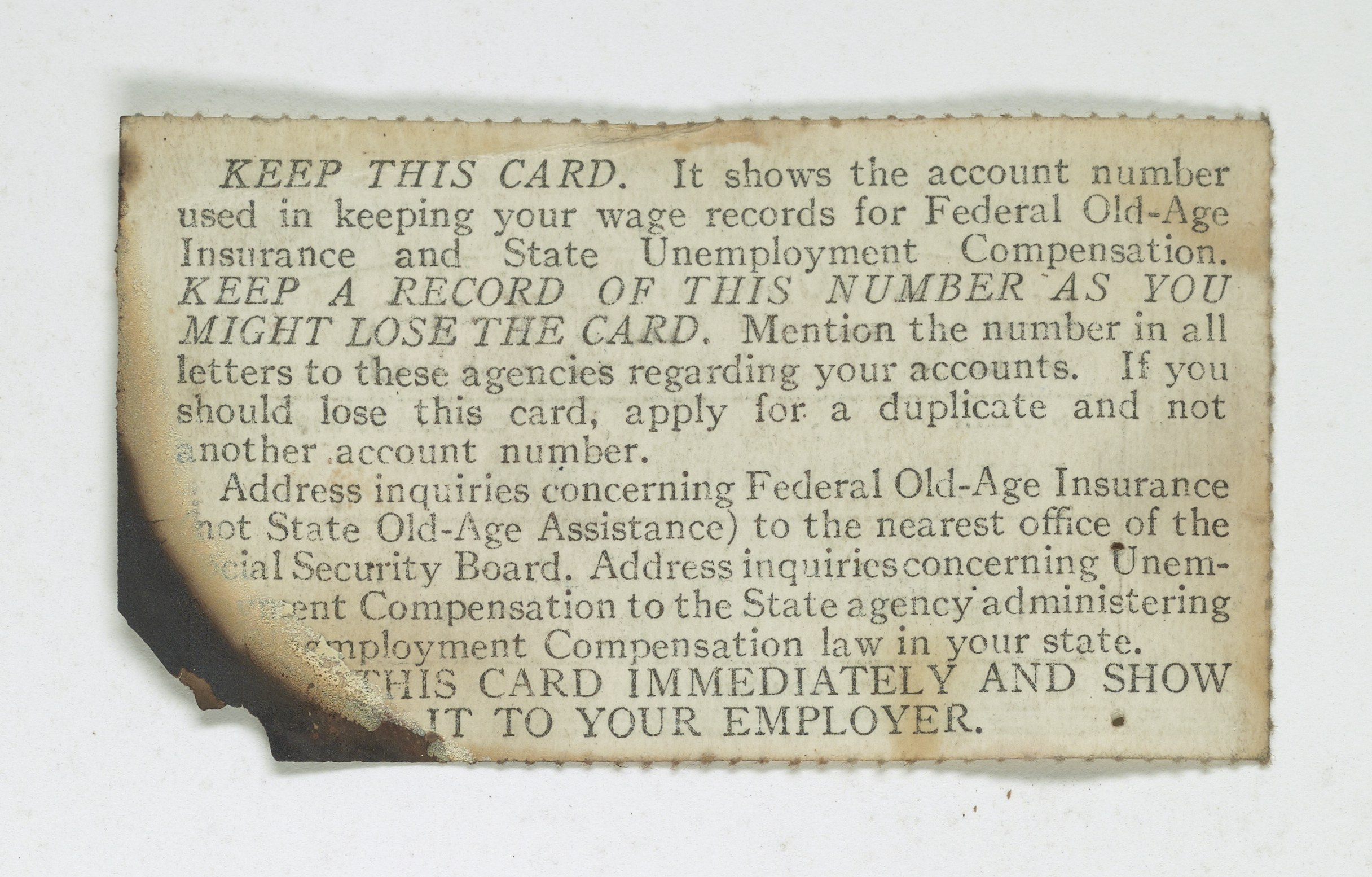 Ein Blatt Papier mit der Aufschrift "Behalten Sie diese Karte, sie zeigt die Kontonummer, die für die Führung Ihrer Lohnunterlagen für die gesetzliche Rentenversicherung und Arbeitslosengeld verwendet wird."