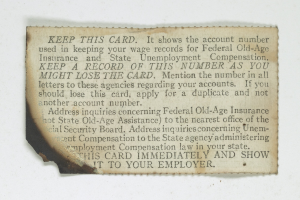 Ein Blatt Papier mit der Aufschrift "Behalten Sie diese Karte, sie zeigt die Kontonummer, die für die Führung Ihrer Lohnunterlagen für die gesetzliche Rentenversicherung und Arbeitslosengeld verwendet wird."