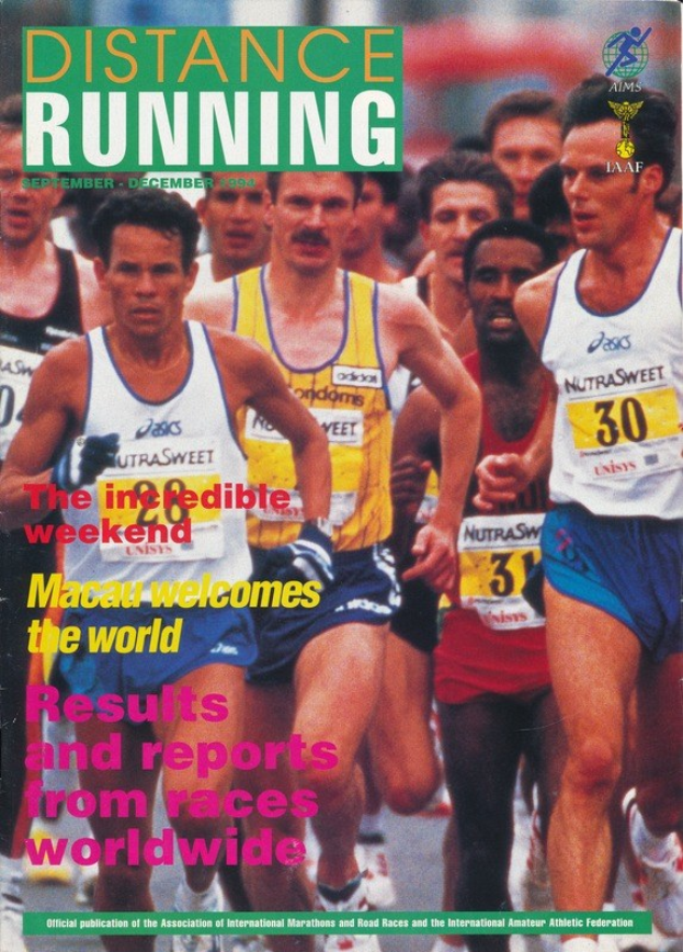 Ein Magazin-Cover mit der Aufschrift "Langstreckenlauf" zeigt eine Gruppe von Läufern bei einem Marathon, einige tragen farbenfrohe Schuhe und Sportkleidung, vor einem hellblauen Himmel mit weißen Wolken.