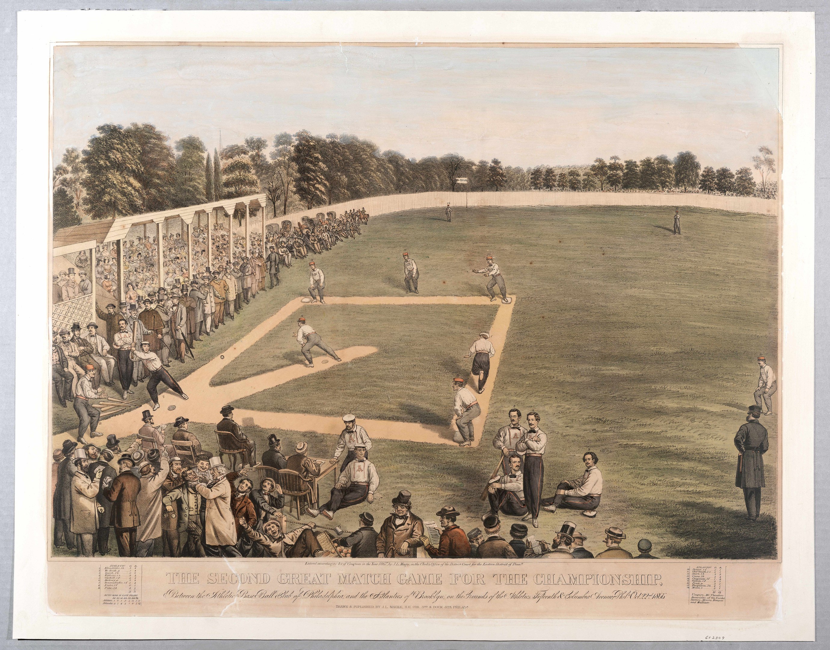 Gruppe von Menschen, die Cricket auf einem grasbewachsenen Feld mit Bäumen im Hintergrund und einem klaren blauen Himmel spielen, mit Text unten, der "Das zweite große Meisterschaftsspiel" liest.