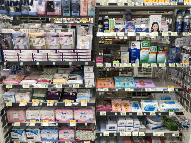 Ladenregale mit verschiedenen Toilettenpapier-Marken und -Sorten, jede mit sichtbaren Preisschildern präsentiert.