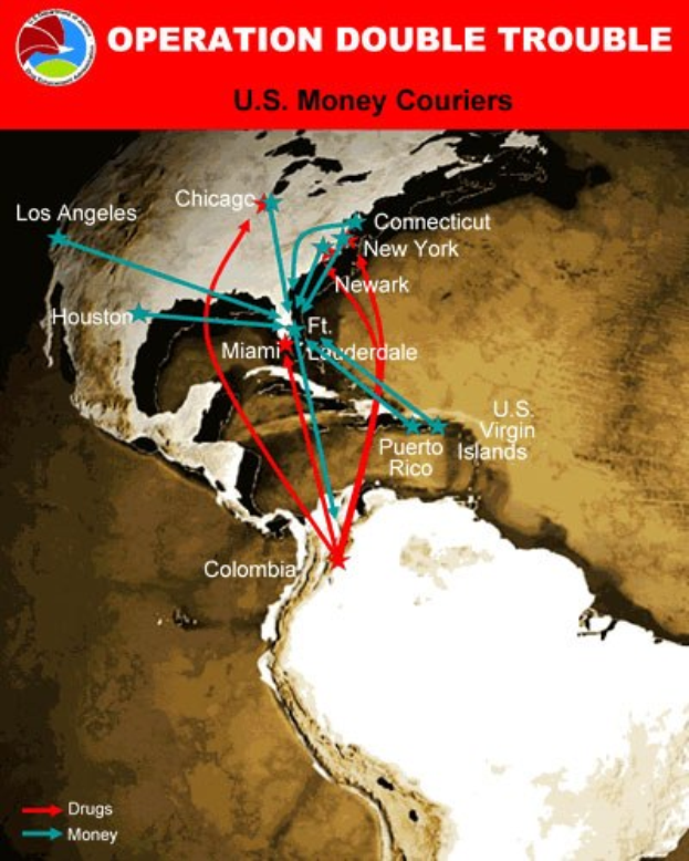 Plakat mit der Aufschrift "Operation Double Trouble: US-Geldkurier" mit einer Karte der USA, die in zwei Abschnitte unterteilt ist, wobei der eine die Route der US-Geldkurier und der andere die Standorte der Geldkurier zeigt, mit fetter schwarzer Schrift auf einem weißen Rand.