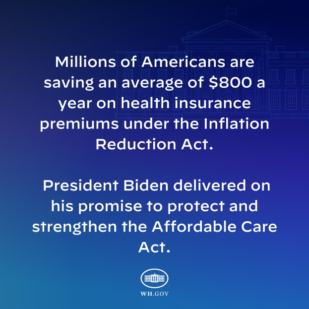 Blauer Hintergrund mit weißer Schrift, die besagt: "Millionen von Amerikanern sparen durchschnittlich 800 Dollar im Jahr an Gesundheitsversicherungsprämien unter dem Inflation Reduction Act" in der Mitte, begleitet von einem Logo.