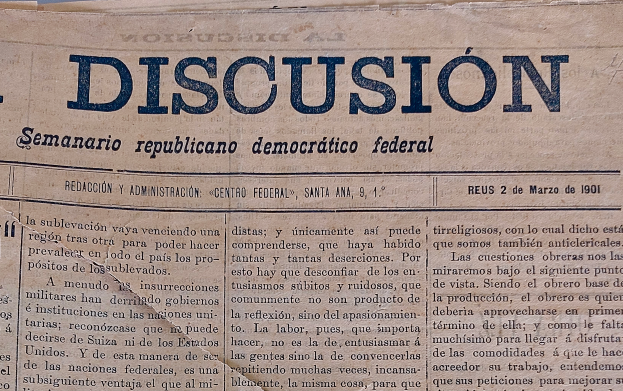 Eine vergilbte, leicht zerknitterte Zeitung mit dem Wort "Diskussion" in schwarzer Tinte, die die Schlagzeile "Semanario Repúblicano Democrático Federal" trägt.
