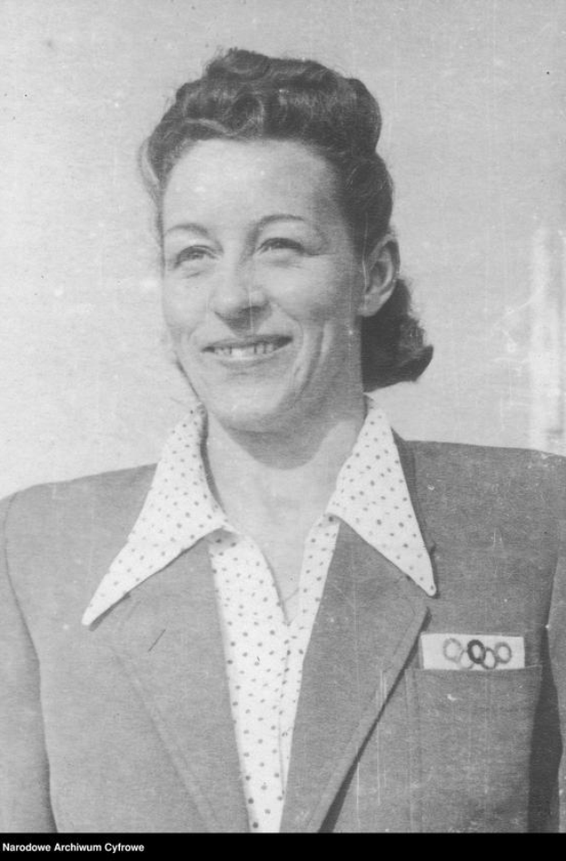 Ein Schwarz-Weiß-Foto einer lachenden Frau in einem Anzug mit einer Anstecknadel auf ihrer Blazerjacke, mit Text unten, der lautet: "Margaret O'Connor, die erste Frau, die bei den Olympischen Sommerspielen 1936 die Goldmedaille gewann."