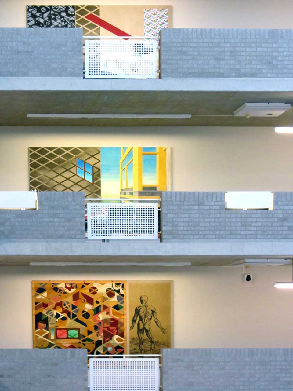 Ein farbenfrohes, abstraktes Wandgemälde an der Außenwand des Art Institute of Chicago, umgeben von Geländern und Lichtern.