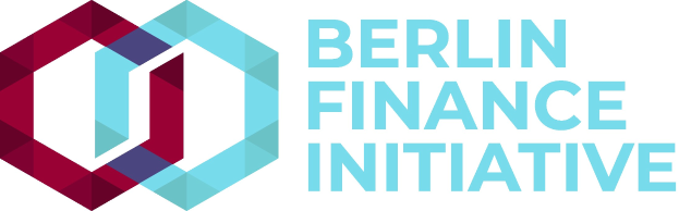 Logo der Berliner Finanzinitiative mit einem blauen Kreis mit weißer Umrandung und einem weißen "B" in der Mitte, umgeben von einem weißen Ring mit blau-weißem Schachbrettmuster, alles auf einem weißen Hintergrund mit den Worten "Berlin Finance Initiative" in fetter schwarzer Schrift.