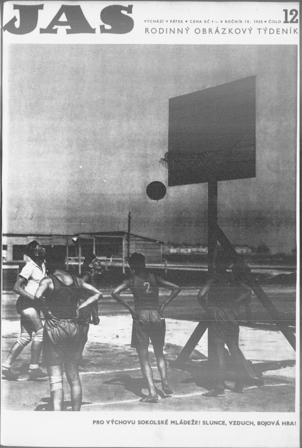 Schwarzes und weißes Foto einer Gruppe, die Basketball auf einem Platz mit einem Netz im Hintergrund und einem Gebäude in der Ferne spielt, aus Jas Magazine, Vol 12, No 12, 1955.