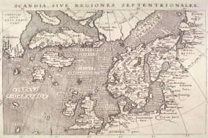 Eine alte Karte von Skandinavien mit den fünf Regionen der Ostsee deutlich sichtbar, auf Papier gedruckt mit detaillierten Texten über die Region.