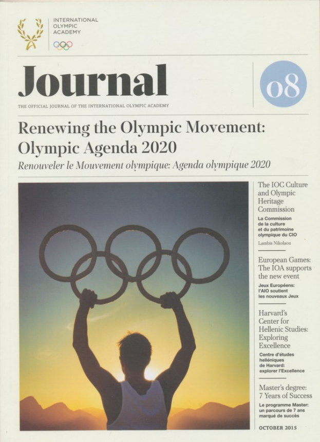 Eine Person in einem weißen Hemd und blauen Shorts hält die olympischen Ringe in den Händen und steht vor einem Blatt Papier mit der Aufschrift "Renovierung der Olympischen Bewegung" und "Olympische Agenda 2020", unter einem hellblauen Himmel mit weißen Wolken und Sonnenlicht.