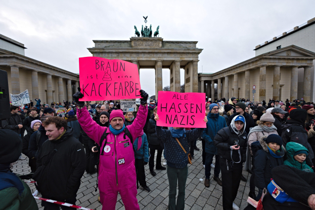 Gruppe demonstriert vor dem Brandenburger Tor in Berlin gegen die Anti-Nazi-Bewegung der deutschen Regierung.