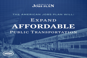 Plakat mit einem Zug auf den Schienen mit mehreren Menschen in der Nähe, das "The American Jobs Plan Will Expand Affordable Public Transportation" bewirbt.