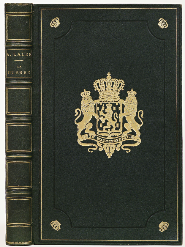 Ein schwarzes Gesetzbuch mit einer goldenen Krone auf dem Cover, vor einem weißen Hintergrund.