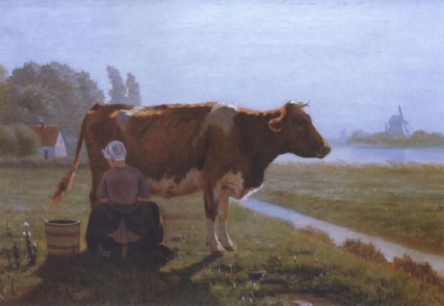 Eine Frau melkt eine Kuh auf einer grünen Wiese mit Pflanzen und Bäumen, einem Gewässer, einem Haus und einer Windmühle in der Ferne unter einem klaren blauen Himmel.