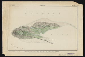 Eine alte Karte der Nordsee-Insel mit schwarzem Hintergrund, die detaillierte geographische Merkmale wie Küste, Inseln und Text zeigt, der Informationen über die Inselgröße, -form und -lage enthält.