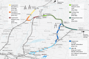 Eine detaillierte Karte einer Stadt, die die Route einer Bahn von München nach Frankfurt hervorhebt, zeigt Haltestellen, umliegende Bereiche und Text mit zusätzlichen Informationen zur Bahn.