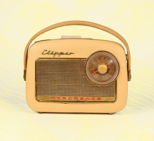 Ein altmodischer cremefarbener Nordmende Clipper DAB+/FM-Radio auf einem Tisch stehend.
