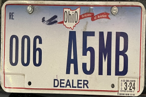 Kennzeichen auf der Rückseite eines Autos mit alphanumerischen Zeichen.