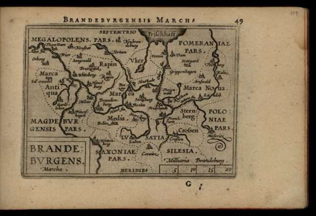 Altes Buch mit einer detaillierten Karte der Brandenburg-Region Deutschlands auf einem schwarzen Hintergrund, das geografische Merkmale und Text zeigt.