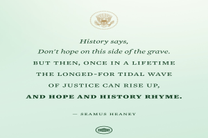 Ein Plakat mit einem Schild-Logo und einem Stern, umgeben von einem Kranz aus Blättern und Blumen, und einem Zitat von Seamus Heaney in fetter Schrift.