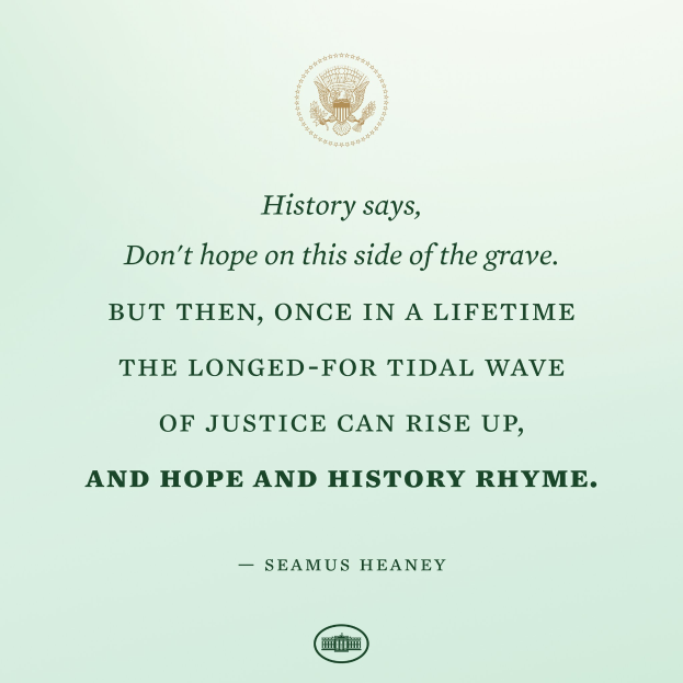 Ein Plakat mit einem Schild-Logo und einem Stern, umgeben von einem Kranz aus Blättern und Blumen, und einem Zitat von Seamus Heaney in fetter Schrift.