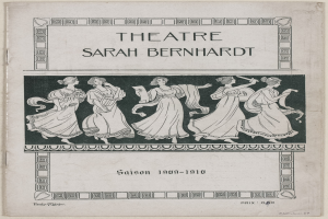 Plakat für das Theater Sarah Bernhardt von 1909-1910, das eine Gruppe von Frauen in der Mitte zeigt und Text, der das Theater und seine Darsteller beschreibt.
