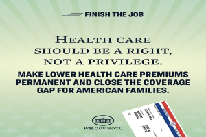 Plakat mit dem Text "Beenden wir den Job: Gesundheit soll ein Recht sein, nicht ein Privileg" und einer Karte mit der Aufschrift "Machen wir niedrigere Gesundheitskosten permanent und schließen wir die Lücke in der Deckung für amerikanische Familien."