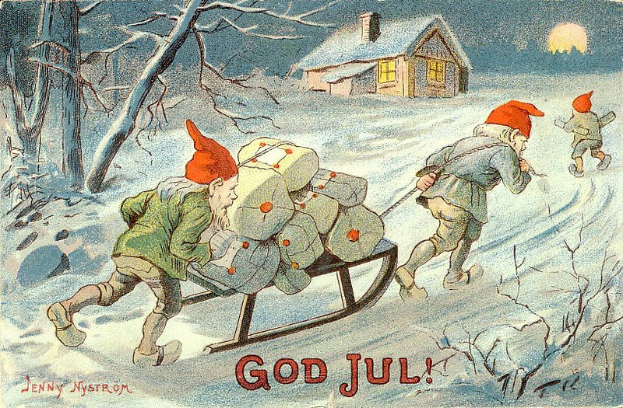 Vintage-Weihnachtsgrußkarte mit zwei Gnomen, die einen Geschenkeschlitten durch den Schnee ziehen, mit Bäumen, einem Haus und einem Mond im Hintergrund und der Aufschrift "God Jul".