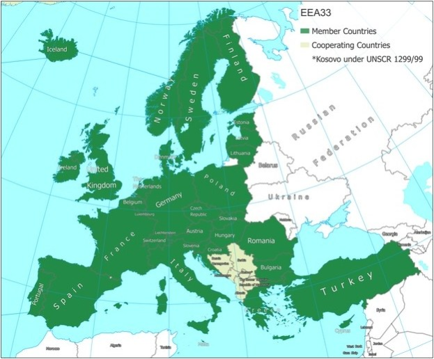 Ein Plakat mit einem detaillierten Europa-Karte, die die Mitgliedstaaten der Europäischen Union hervorhebt, mit Ländernamen, Grenzen, Großstädte, Flüsse und geografische Merkmale.
