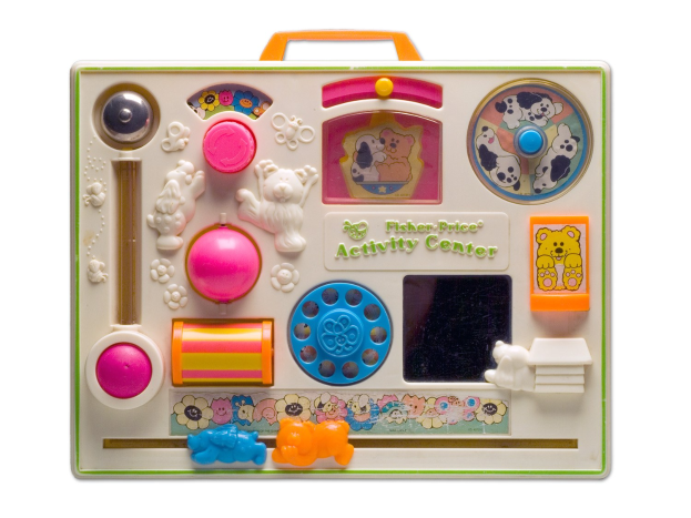 Fisher-Price Activity Center Spielzeugkiste mit gelbem Hintergrund, lächelndem Gesicht, bunten Spielzeugen und einem Tragegriff oben drauf.