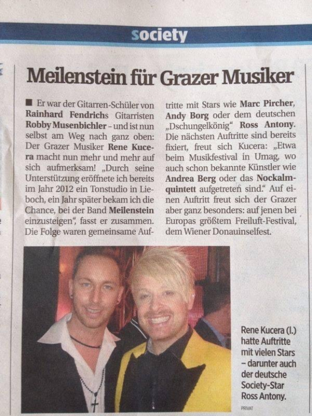 Zwei Männer in Anzügen lächeln neben einer Zeitung mit der Schlagzeile "Grazer Musiker" vom März 2012.
