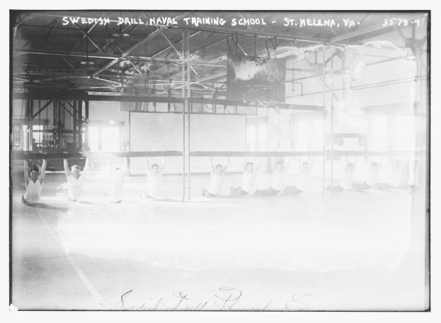 Schwarzes und weißes Foto von Menschen, die Gymnastik in einem Gym mit Stangen, Stäben, Fenstern und einer Wand im Hintergrund machen, mit Text oben und unten.