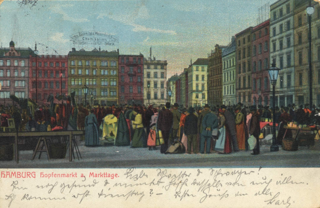 Alte Ansichtskarte zeigt eine belebte Marktszene in Hamburg, Deutschland, mit Menschen, Tischen voller Waren, Straßenlaternen, Schildern, Gebäuden und einem bewölkten Himmel, einschließlich Text unten.