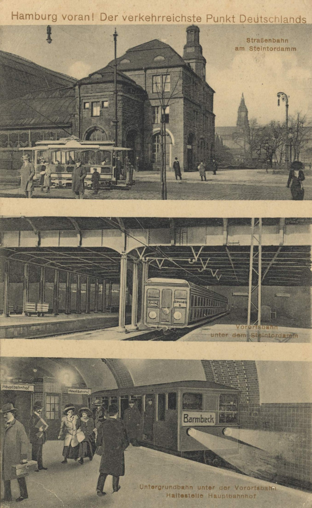 Schwarz-weiß-Postkarte eines alten Bahnhofs in Hamburg, Deutschland, mit einem Gebäude mit Fenstern, Menschen, einem Zug auf Schienen, Pfählen, Bäumen und einem bewölkten Himmel.