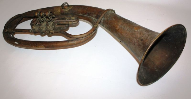 Alter Messinghorn mit glänzendem Finish, gebogenem Hals und aufgeblasenem Ende, mit detaillierten Gravuren auf einem weißen Hintergrund.