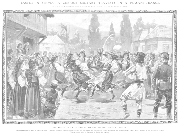 Schwarz-weißes Bild einer Gruppe von Menschen, die vor einer Menge tanzen, mit Häusern und Bäumen im Hintergrund und einem Text unten, der "Ostersonntag in Servia: Eine kuriose militärische Travestie in einem Bauerntanz" lautet.