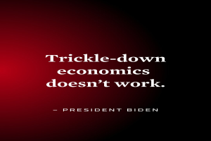Ein Plakat mit fettem schwarzem Text, der besagt: "Trickle-Down Economics Works nicht", auf einem weißen Hintergrund, eingerahmt von einem schmalen schwarzen Rand, begleitet von einem Zitat von Präsident Biden.