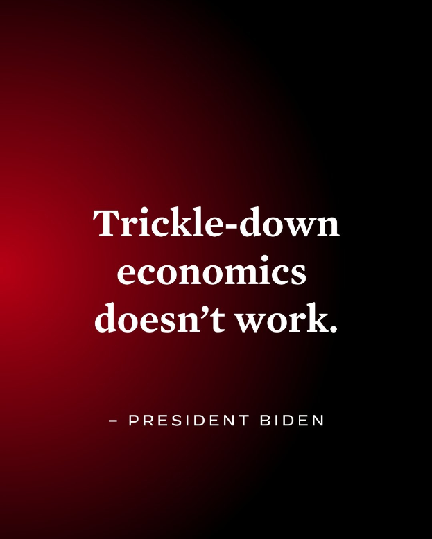 Ein Plakat mit fettem schwarzem Text, der besagt: "Trickle-Down Economics Works nicht", auf einem weißen Hintergrund, eingerahmt von einem schmalen schwarzen Rand, begleitet von einem Zitat von Präsident Biden.