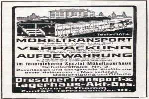 Eine Werbung mit einem Zug, Text 'Dresdner Transport & Lagerhaus-Akt-Ges' und Gebäuden im Hintergrund.