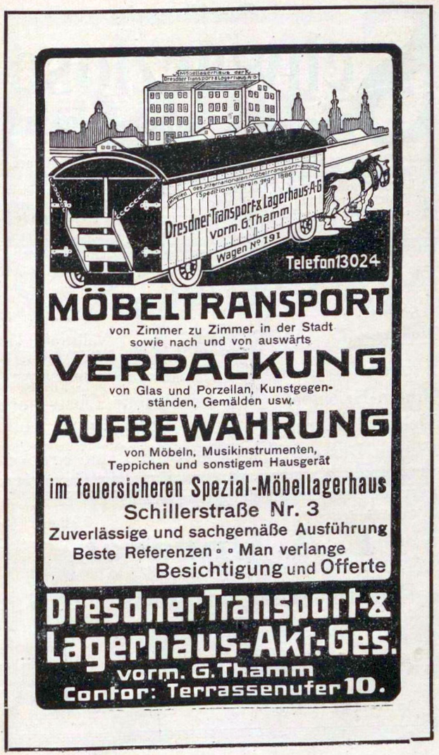 Eine Werbung mit einem Zug, Text 'Dresdner Transport & Lagerhaus-Akt-Ges' und Gebäuden im Hintergrund.