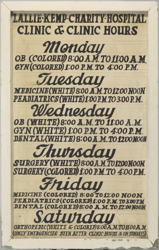 Plakat mit der Aufschrift "Lallie Kemp Charity Hospital Clinic & Clinic Hours", das Klinikdienste und Öffnungszeiten bewirbt.