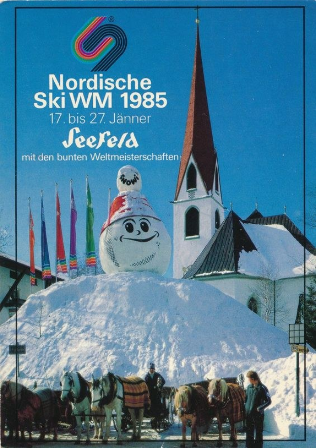 Plakat für die Nordischen Ski-Weltmeisterschaften 1985 in Seefeld, Schweiz, das eine schneebedeckte Landschaft mit Skifahrern, Pferden, Stangen, Fahnen, Gebäuden, Bäumen und Himmel im Hintergrund zeigt, zusammen mit textlichen Informationen zum Event.