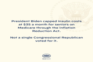 Plakat mit der Aufschrift "Präsident Biden beschränkte die Insulin-Kosten auf 35 Dollar pro Monat für Senioren mit Medicare durch das Inflation Reduction Act" und einem Logo.