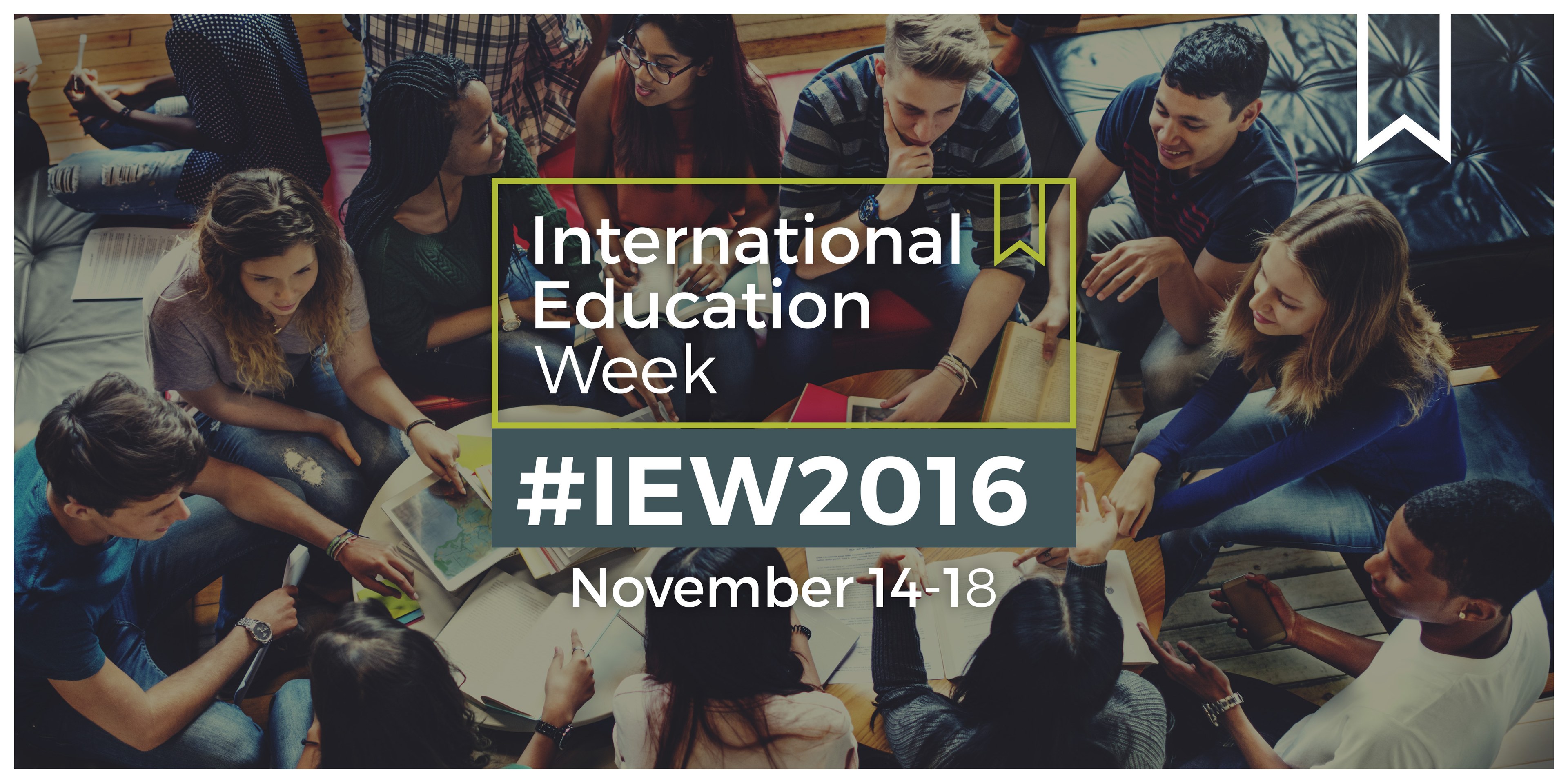 Gruppe von Menschen auf einer Couch sitzend, einige halten Bücher und Stifte, mit "International Education Week IEW 2016"-Text in der Mitte, wirken in ein Gespräch vertieft.